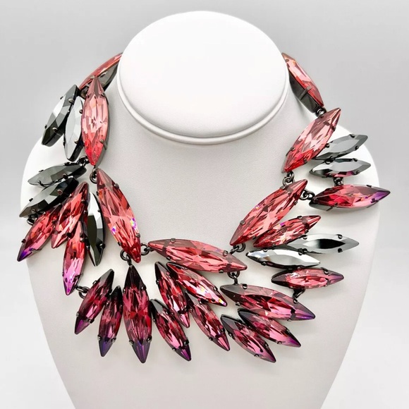 New in box Rare Gucci Crystal Statement Necklace￼! Perfect gift!! - Picture 4 of 4